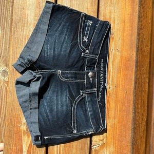 Woman’s vanity Jean shorts 💙
